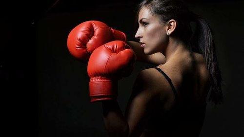 女子成人拳击团购视频,燃情挥拳，塑造自信风采