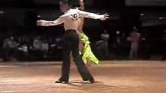 外国拉丁舞成人比赛视频,激情四溢，舞动人生