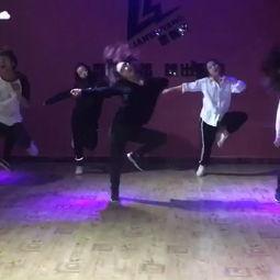 小鲨鱼舞蹈视频成人,青春活力，舞动人生